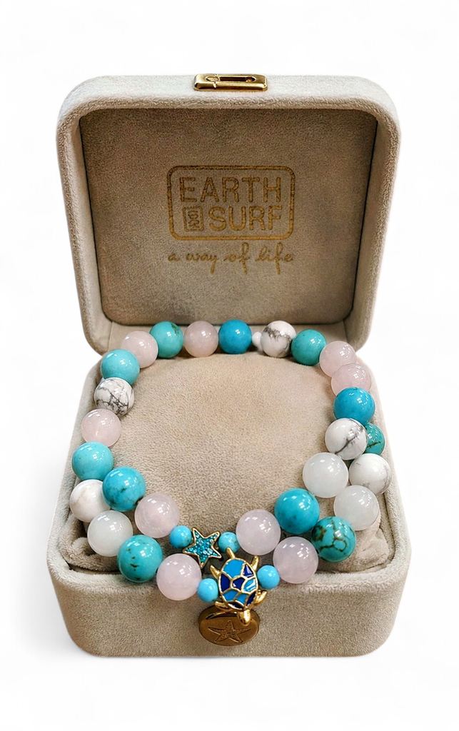 [23042] Bracelets en pierres bleues, avec breloques tortue, étoile de mer, tortue peinte et coquillage.
