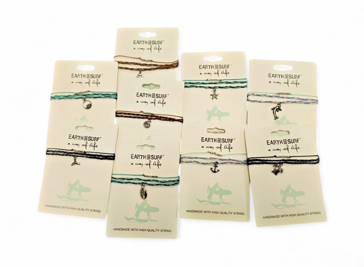 [23044] Bracelet multi-cordons avec breloques 